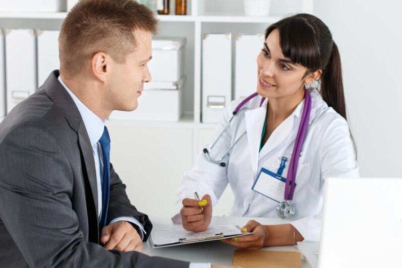 Medicul prescrie un medicament pentru prostatită pe baza istoricului medical colectat